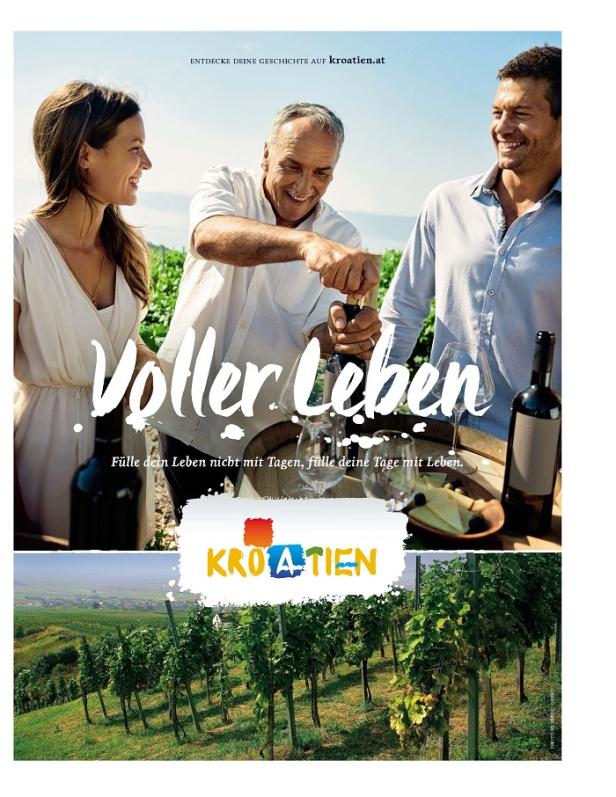 Ein Mann öffnet eine Weinflasche in einem Weinberg, flankiert von zwei lächelnden Personen.