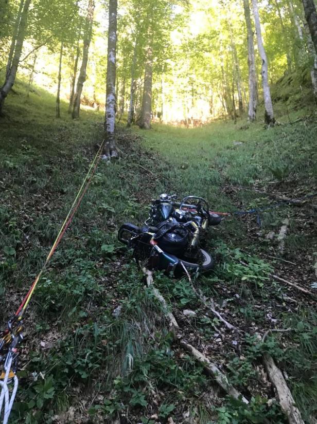 Spektakulärer Unfall: Bikerin überlebte 50-Meter-Absturz leicht verletzt