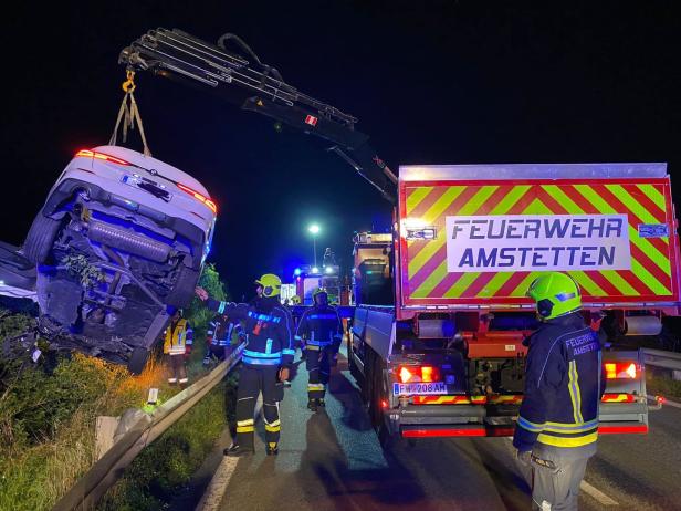 Schwere Unfälle: Drei Jugendliche in Wrack eingeschlossen