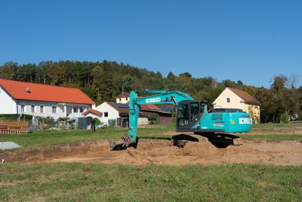 Ein Bagger auf der Baustelle in Pinkafeld.