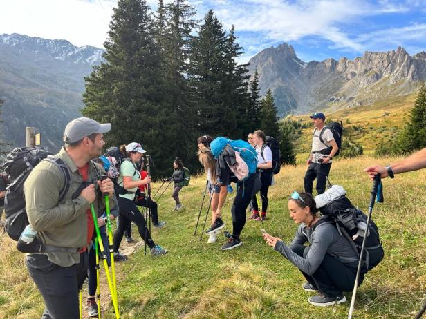 Eine Gruppe Wanderer macht eine Pause in den Bergen.