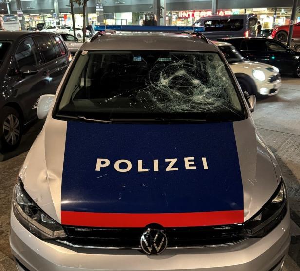 Mit Metallstange auf Polizeiautos eingeschlagen: Verdächtiger festgenommen