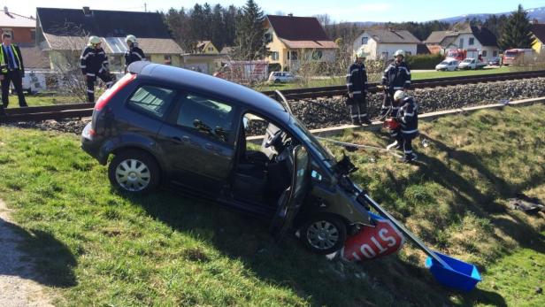Frauental… Ein Auto ist von der Straße abgekommen und auf einem Bahngleis zum Stehen gekommen. Feuerwehrleute sind vor Ort.
