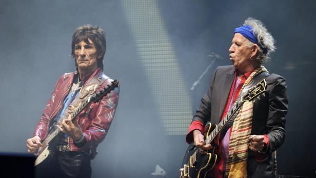 Ronnie Wood und Keith Richards von den Rolling Stones treten auf einer Bühne auf.