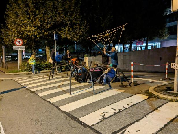 Aktivisten blockierten mit einer rund 150 Kilo schweren künstlichen Spinne die Einfahrt zur Landhausgarage.