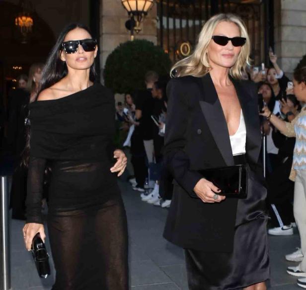 Demi Moore und Kate Moss besuchen eine Veranstaltung während der Pariser Fashion Week.