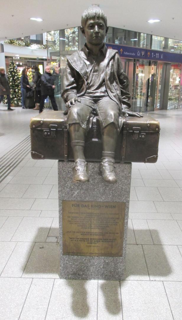 Eine Bronzestatue „Für das Kind – Wien“ zeigt einen Jungen, der auf einem Koffer sitzt.