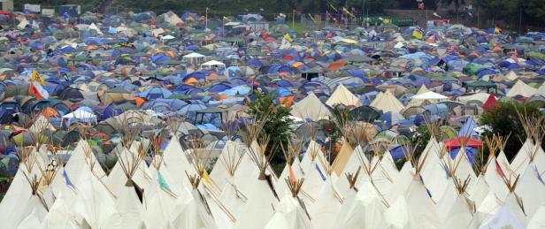 Ein Campingplatz mit einer großen Anzahl von Zelten und Tipis.
