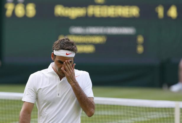 Ein enttäuschter Roger Federer auf einem Tennisplatz.
