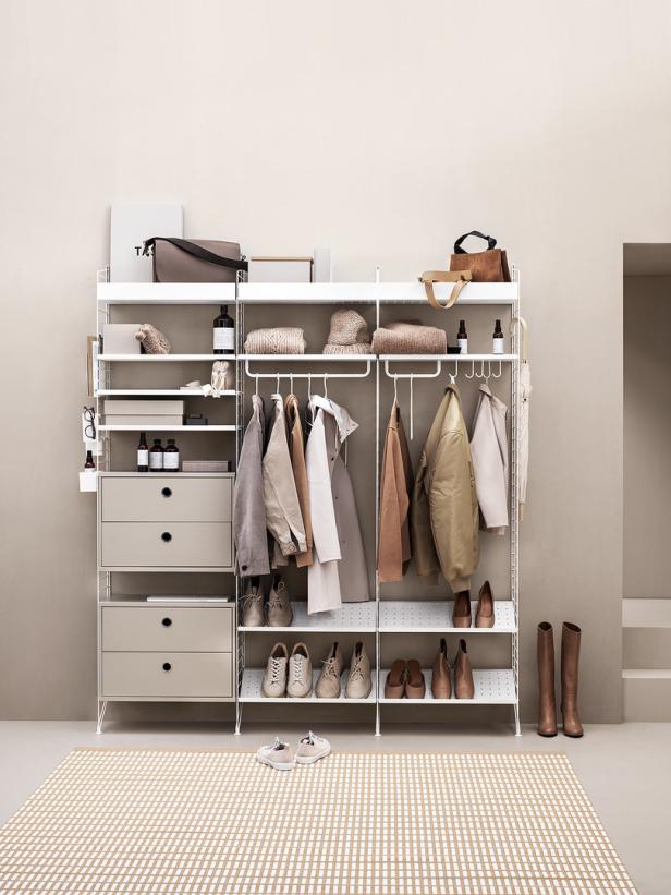 Garderobe schön geordnet.
