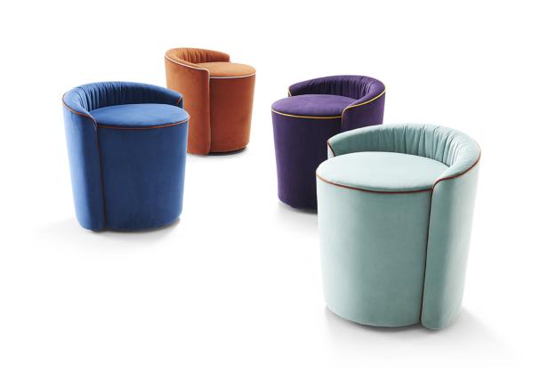 Stühle in verschiedenen Farben.