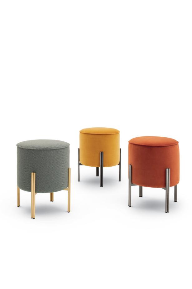 Drei runde Sitzhocker in Grau, Gelb und Orange stehen auf einem weißen Hintergrund.