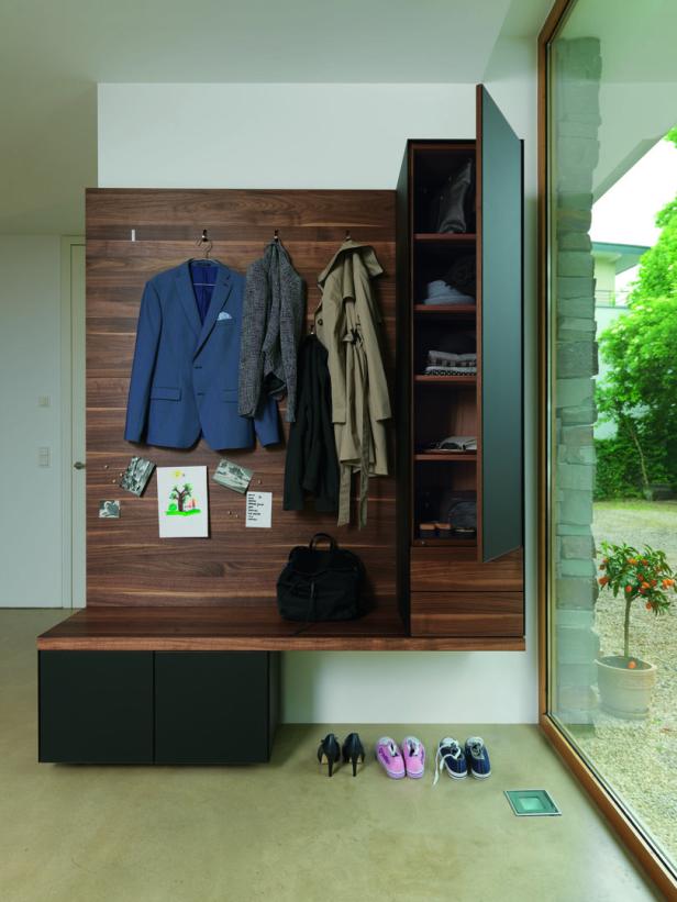 Garderobe mit Jacken, Schuhen und Accessoires für Ordnung im Eingangsbereich.