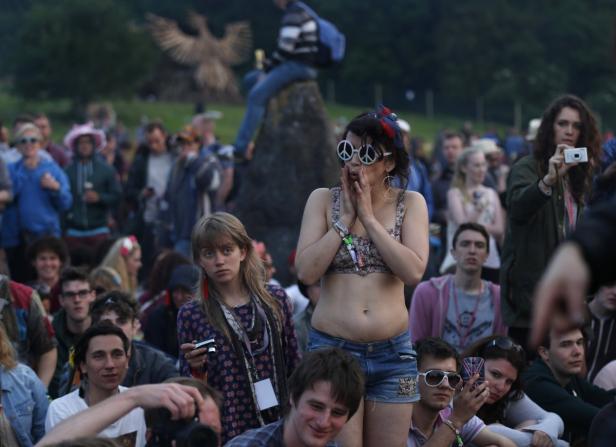Eine Menschenmenge bei einer Musikveranstaltung im Freien.