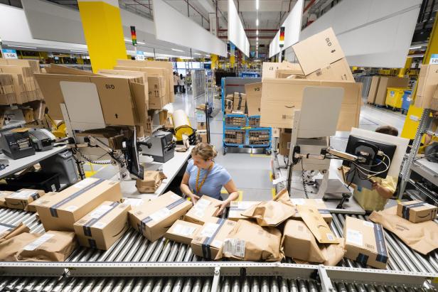 Amazon opens its new logistics center in Girona