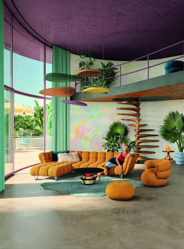 Eine Frau entspannt auf einem orangefarbenen Sofa in einem farbenfrohen, modernistischen Wohnzimmer.