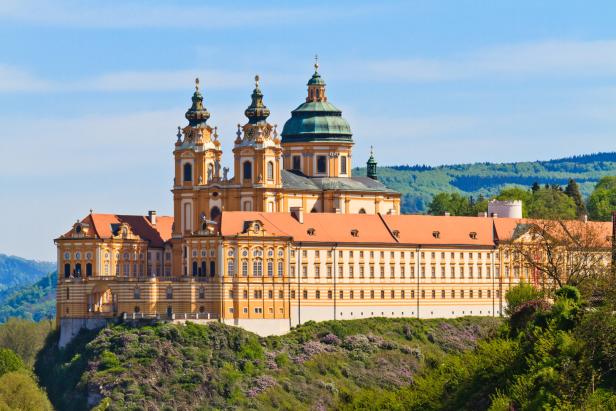 Das Stift Melk thront auf einem Hügel.