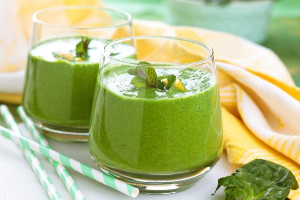 Zwei Gläser grüner Smoothie.