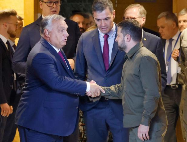 Der ungarische Premier Orban, der spanische Premier Pedro Sanches und der ukrainische Präsident Wolodymyr Selenskij beim Europa-Gipfel im spanischen Granada. 
