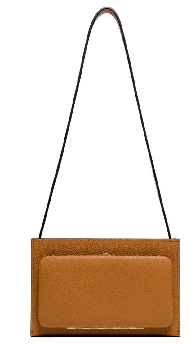 Eine braune Handtasche mit einem schmalen, schwarzen Trageriemen.