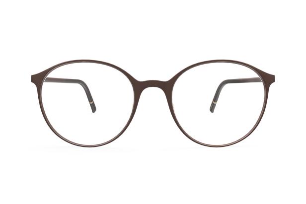 Eine braune randlose Brille mit runden Gläsern vor einem weißen Hintergrund.