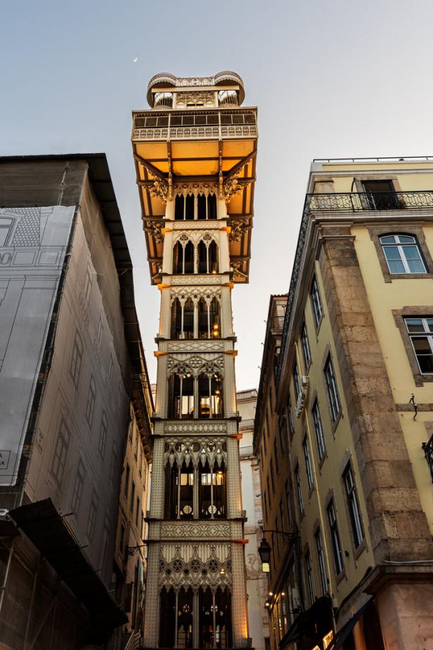Der Elevador de Santa Justa, ein historischer Aufzug in Lissabon, Portugal.