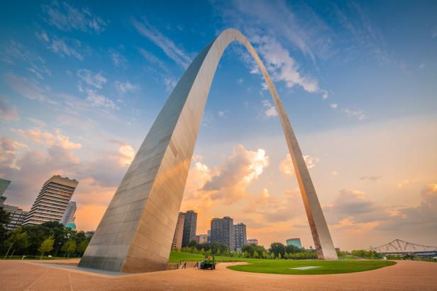 Der Gateway Arch in St. Louis vor einem Himmel in den Farben des Sonnenuntergangs.