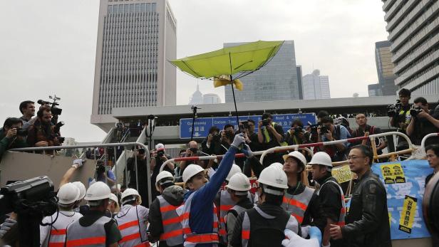 Eine Menschenmenge in Hongkong mit gelben Regenschirmen demonstriert.