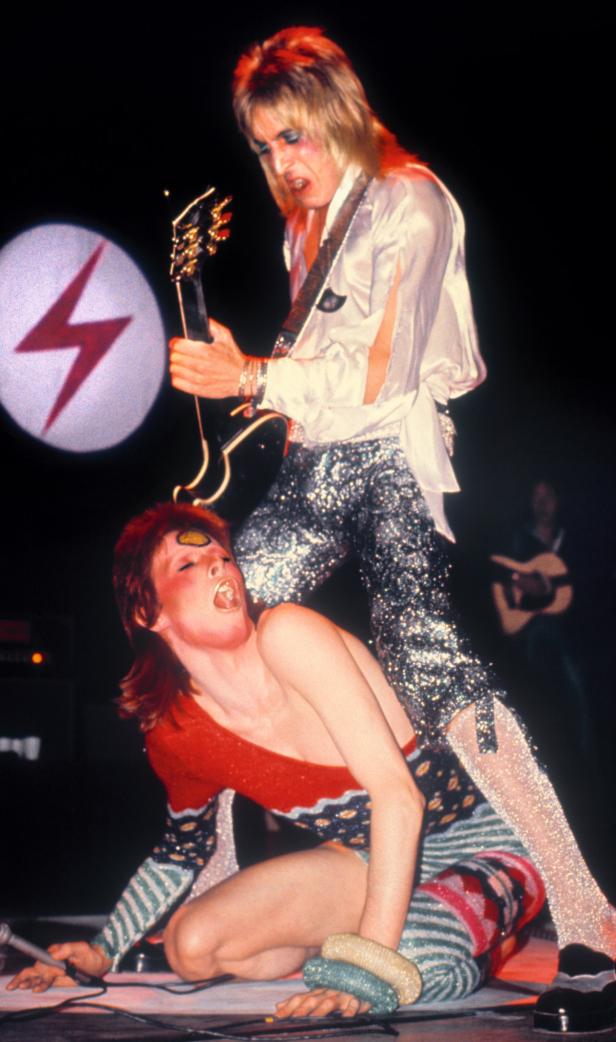 David Bowie und Mick Ronson während eines Auftritts der Ziggy Stardust-Ära.