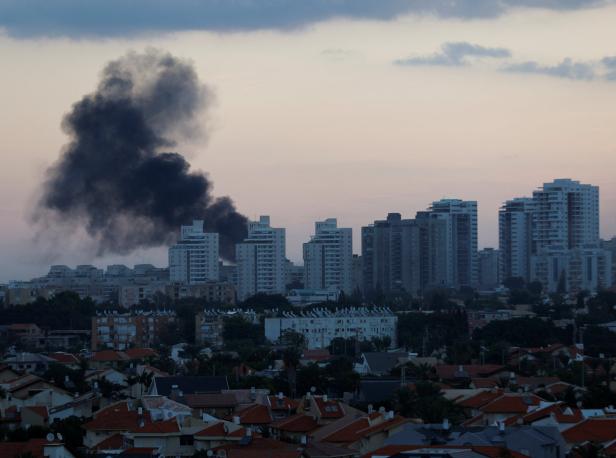 Raketenalarm in Israel: Rauch steigt auf über Ashkelon.