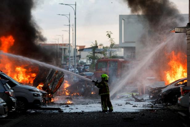 Raketenangriffe auf Israel: Feuerwehrmann im Löscheinsatz gegen Feuer in Ashkelon.