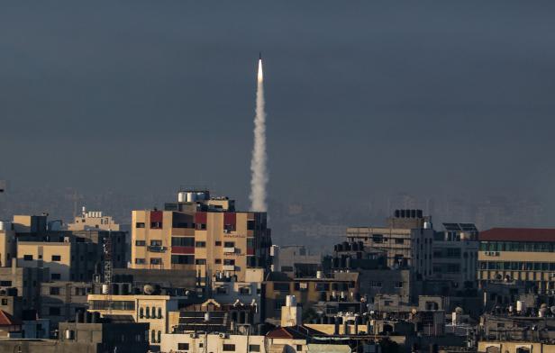 Zu sehen ist eine Rakete, abgefeuert aus dem Gazastreifen.