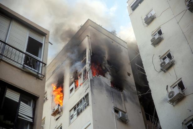 Feuer in einem Häuserblock in Tel Aviv in Israel nach Raketenangriffen aus dem Gazastreifen
