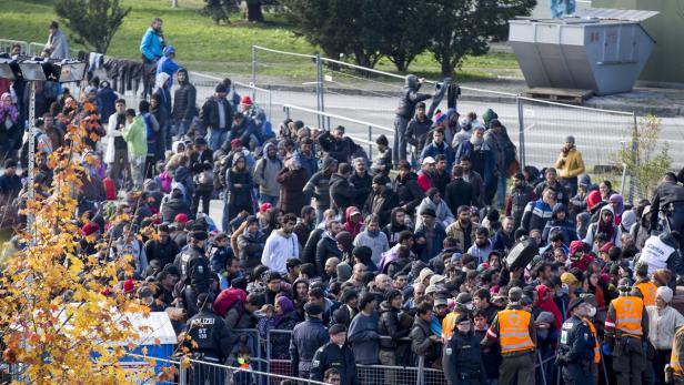 Flüchtlinge durchbrachen erneut Absperrung in Spielfeld