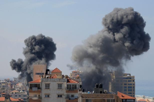 Rauch über Gaza-Stadt nach israelischen Gegenschlägen 