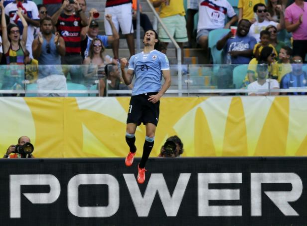 Edinson Cavani jubelt für Uruguay während eines Fußballspiels.
