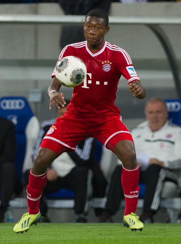 David Alaba im Trikot des FC Bayern mit einem Fußball.