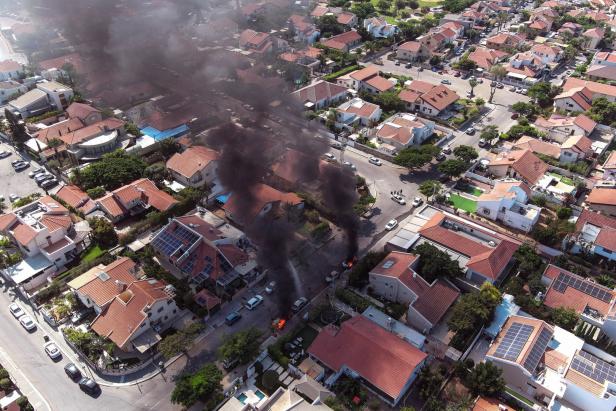 Luftaufnahme von brennenden Autos in Ashkelon in Israel 