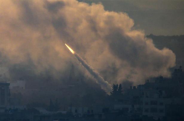 Eine Rakete wird aus dem Gazastreifen Richtung Israel abgefeuert. 
