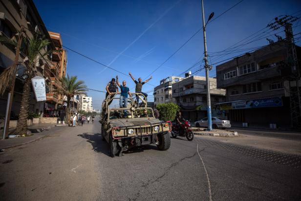 Palästinenser fahren in einem israelischen Militär-Jeep im nördlichen Gazastreifen.