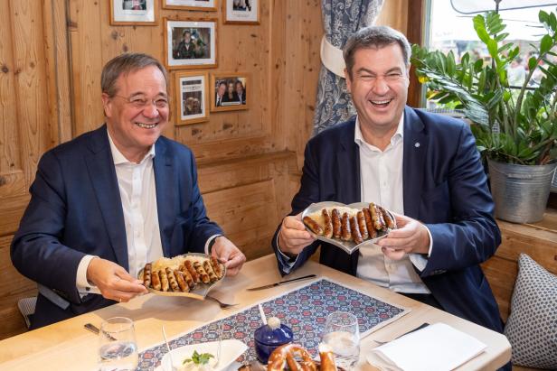 Söder und Laschet beim Bratwurstessen