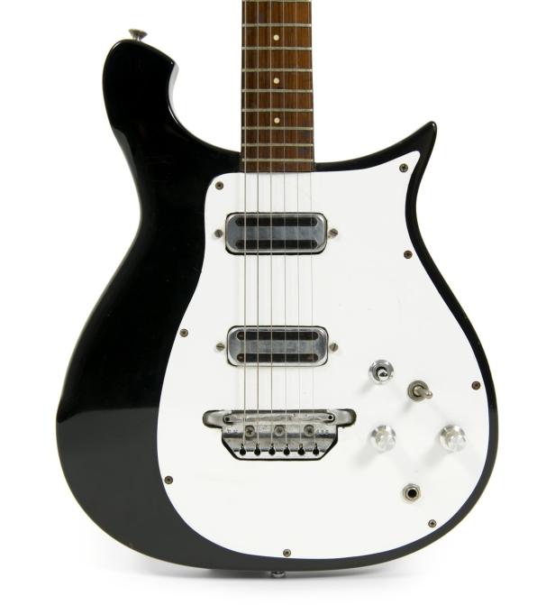 Eine schwarz-weiße E-Gitarre mit sechs Saiten.