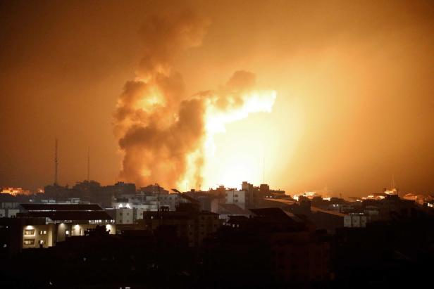 Rauchsäulen nach israelischen Gegenschlägen in Gaza-Stadt in der Nacht auf Sonntag