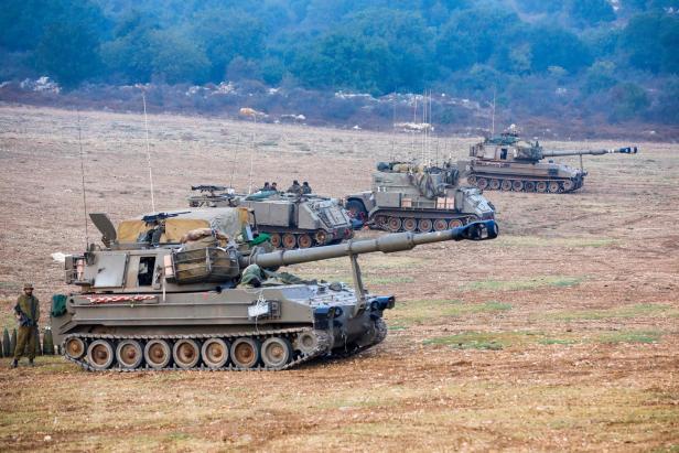 Israelische Panzer stellen sich am Sonntag im Norden Israels in Position.