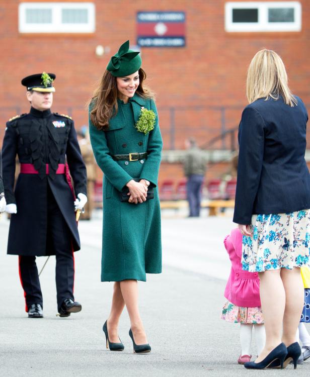 Kate Middleton trägt einen grünen Mantel und einen passenden Hut.