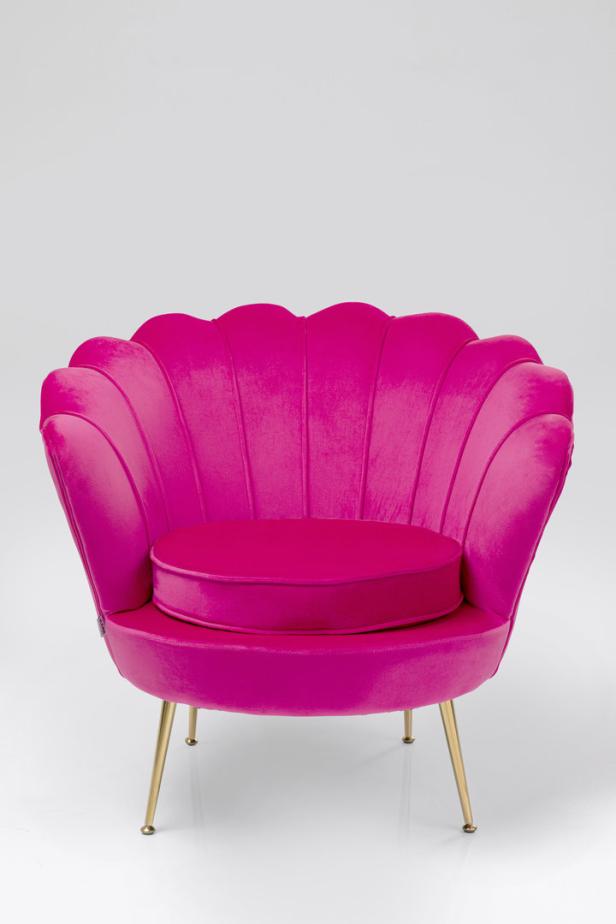 Ein pinkfarbener Sessel im Muscheldesign mit goldenen Beinen.