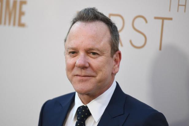 Kiefer Sutherland posiert auf einem Event für die Kamera.