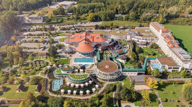 Luftbild vom Avita Resort in Bad Tatzmannsdorf mit vielen Thermalbecken