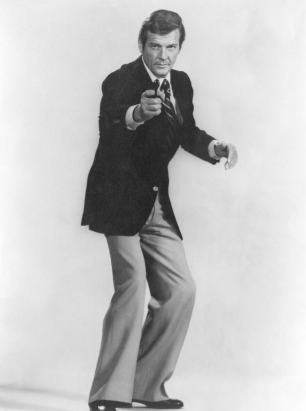 Roger Moore als James Bond zielt mit einer Pistole.