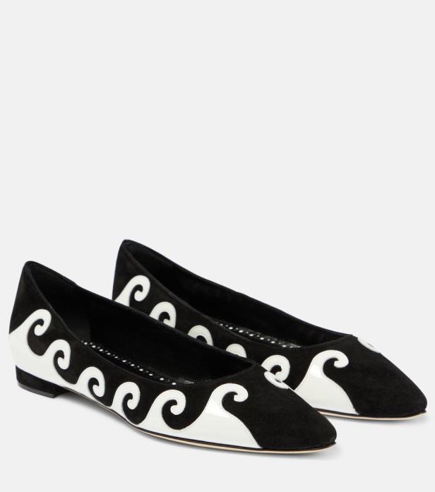 Zwei schwarze Ballerinas mit weißem, wellenförmigem Muster stehen nebeneinander.